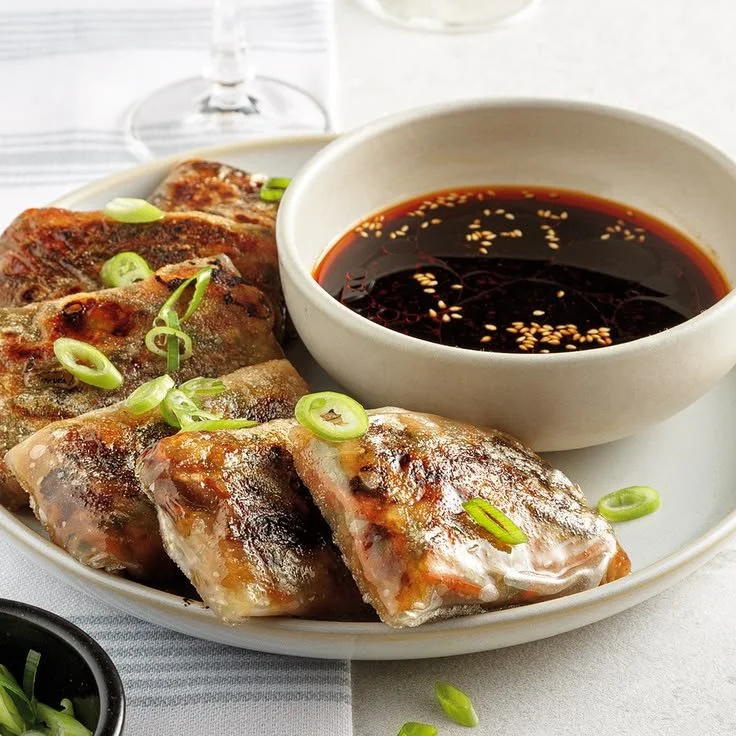 Dumplings croustillants en feuilles de riz, prêts à déguster