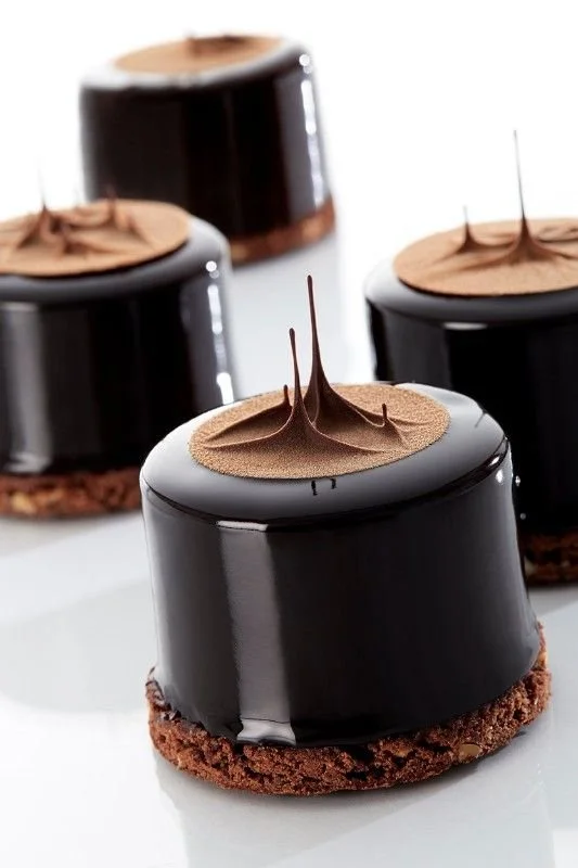 Entremets Chocolat Caramel Végétal présenté en assiette