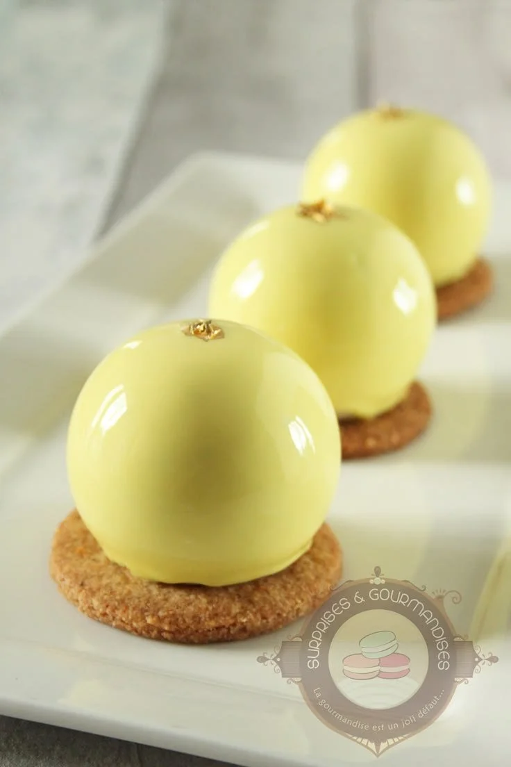 Entremets framboise et citron vert avec une garniture fruitée