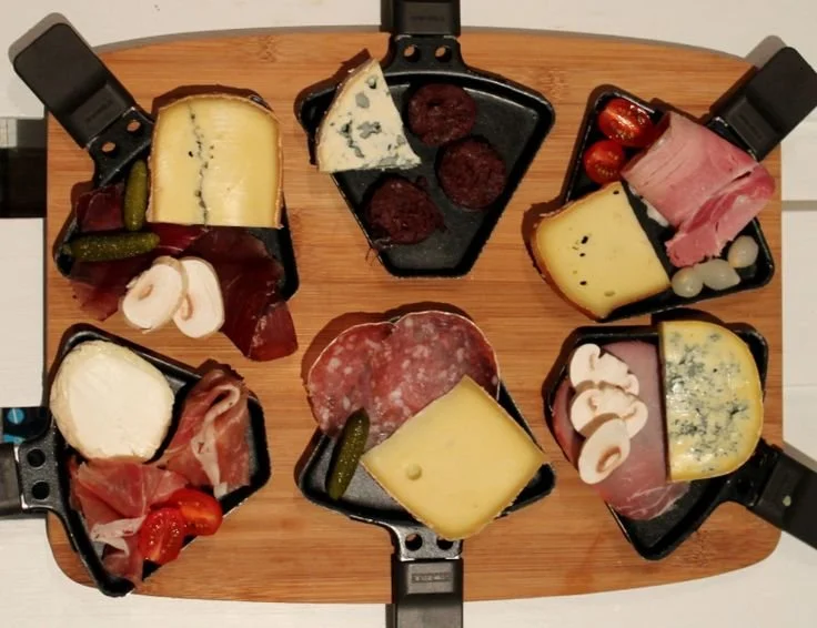 Plat de raclette prêt à être dégusté dans une ambiance conviviale.