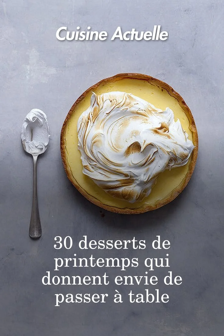 Délicieux desserts de printemps avec fraises, citron et rhubarbe sur une table