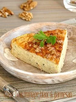 Gâteau au chou-fleur, fromage blanc et parmesan présenté sur une assiette.