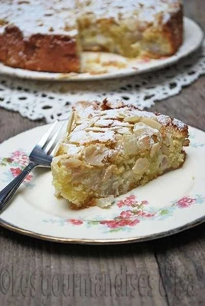 Gâteau aux poires et aux amandes, un délicieux dessert fait maison.