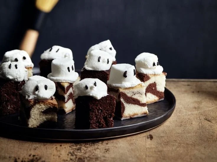 Gâteau fantôme d'Halloween facile et rapide avec décorations effrayantes