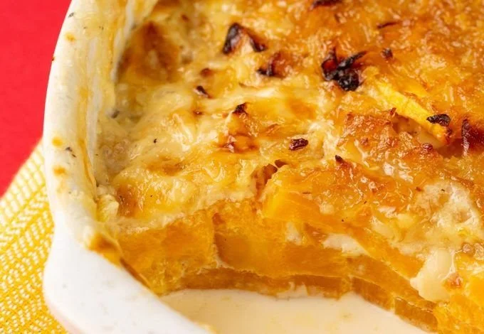 Gratin de butternut dauphinois appétissant et crémeux, parfait en apéritif.