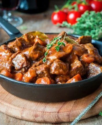 Joues de bœuf au vin rouge accompagnées de carottes, spécialité bistrot