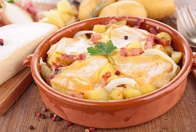 Recette de tartiflette savoyarde révélée par Julie Andrieu pour l'hiver.