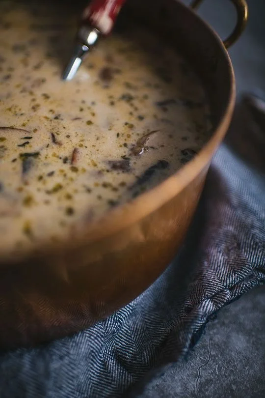 Bol de crème de champignons savoureuse présentée dans une assiette élégante
