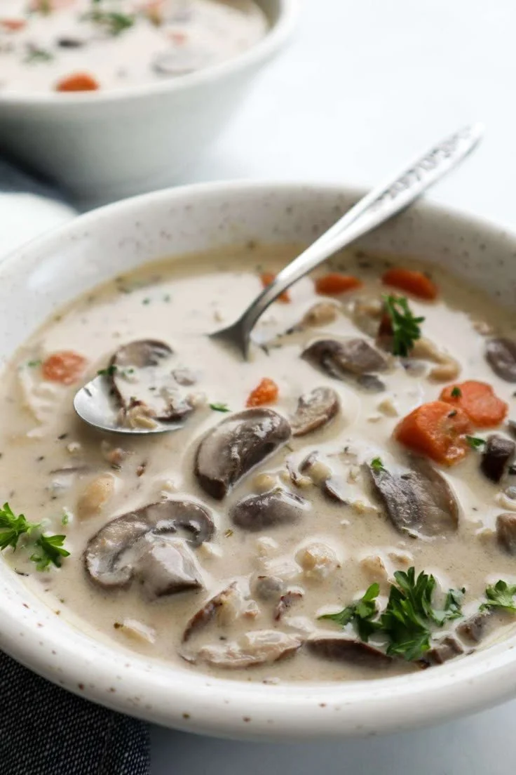 Soupe crémeuse aux champignons et riz sauvage, un plat réconfortant et savoureux