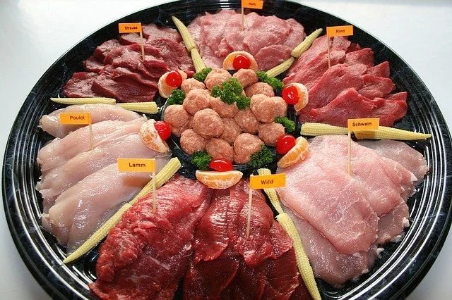 Plats de raclette festifs pour Noël avec fromage fondant et accompagnements