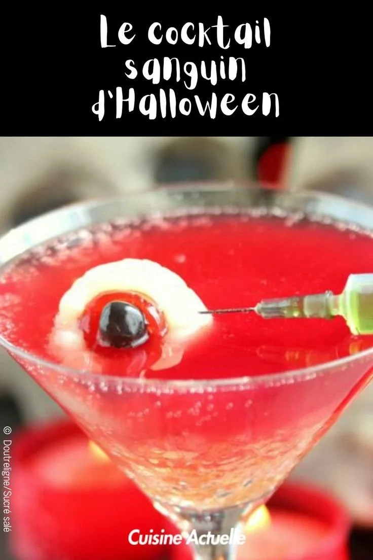 Recette de cocktail d'Halloween avec ingrédients et décorations effrayantes.