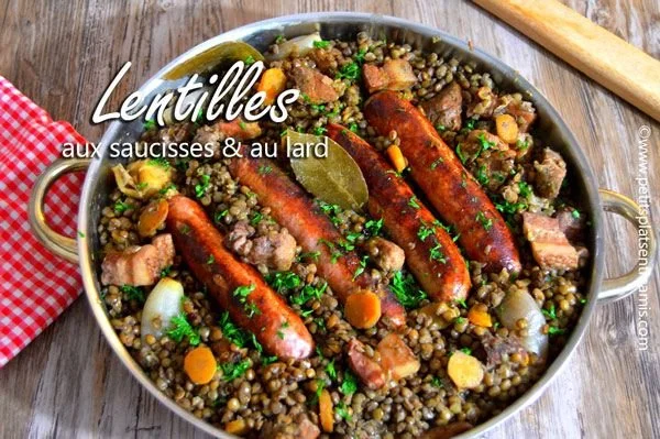 Recette de lentilles saucisses et au lard, un plat chaleureux et réconfortant.