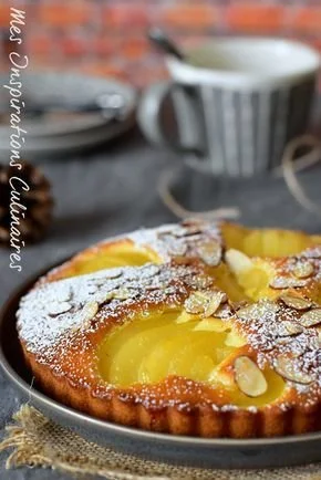 Gâteau moelleux aux poires, fondant et gourmand, servi avec crème chantilly.