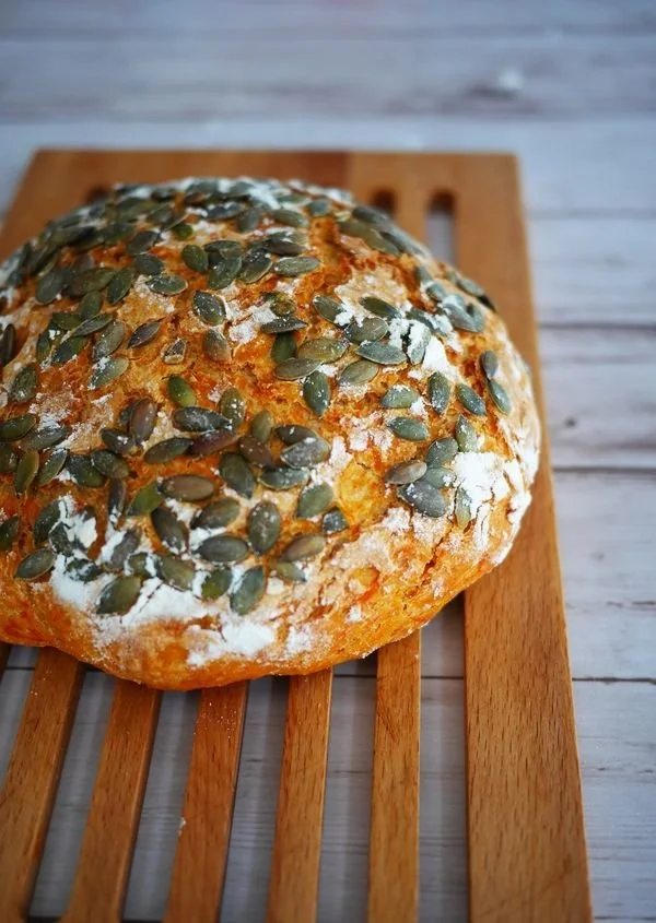 Pain au potiron frais, préparé avec de la citrouille et des épices