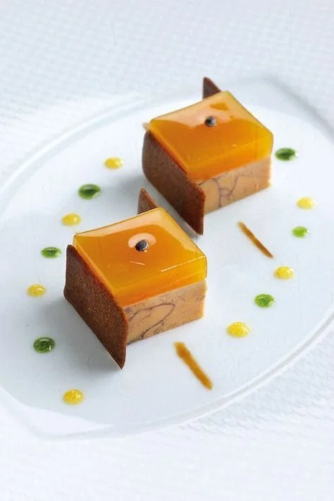 Café au foie gras dans une élégante tasse, une expérience culinaire unique.