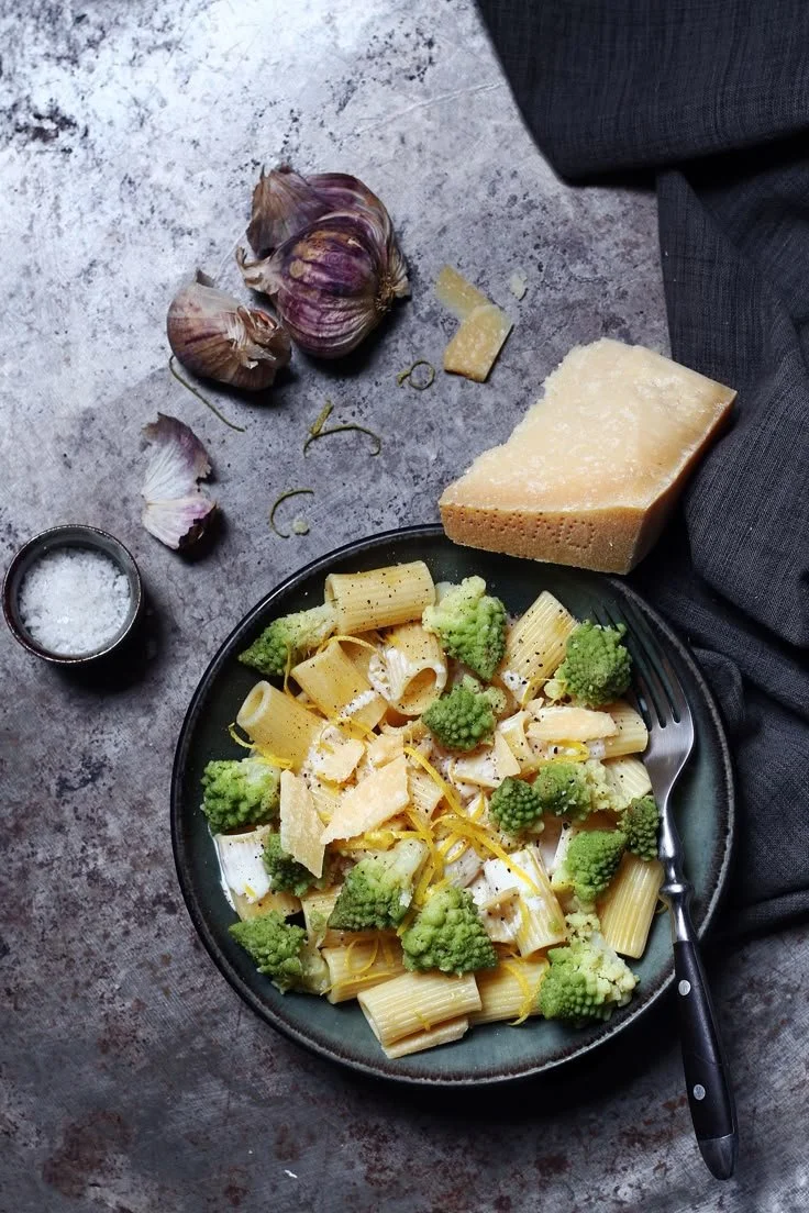 Pâtes au chou romanesco avec sauce crémeuse au citron dans une assiette