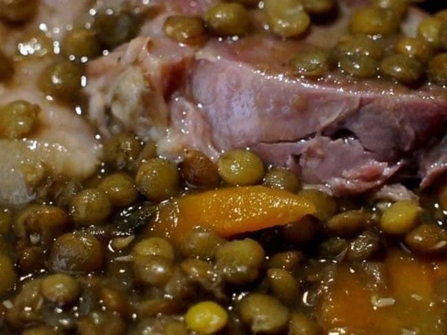 Plat de petit salé aux lentilles à l'ancienne, traditionnel et savoureux.