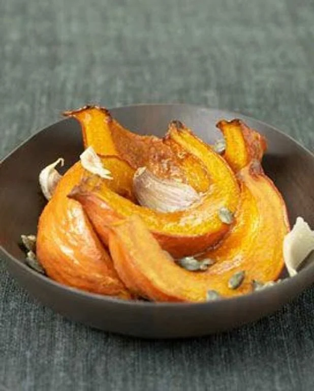 Potimarron rôti au four prêt à être servi sur une assiette