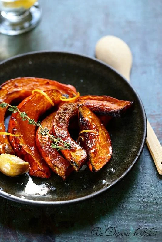 Potimarron rôti savoureux, idéal pour un déjeuner de soleil.