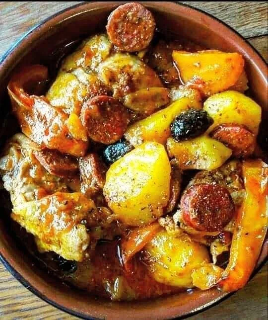 Plat de poulet à l'espagnole garni d'épices et légumes colorés