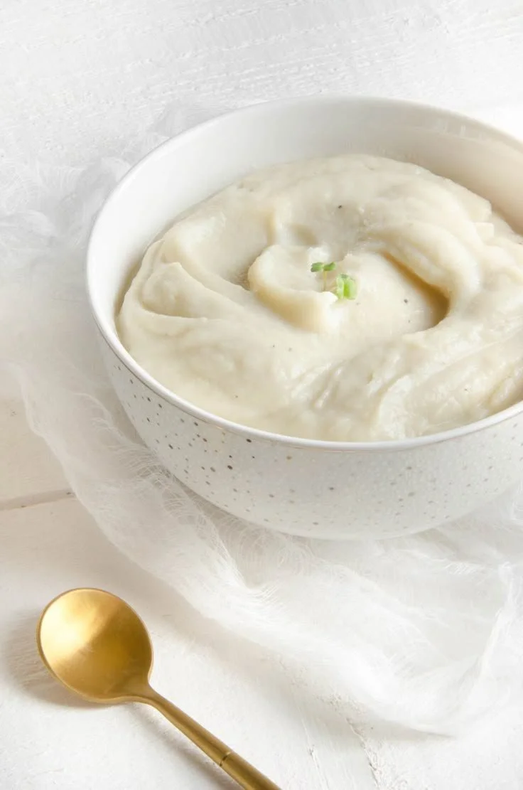 Purée de chou-fleur crémeuse servie dans un bol