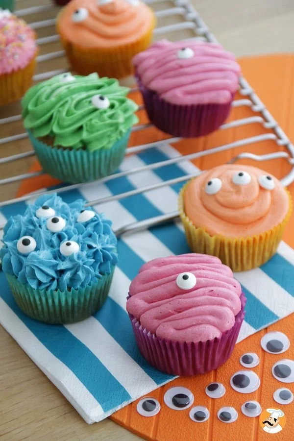 Recette de délicieux cupcakes monstres décorés pour Halloween