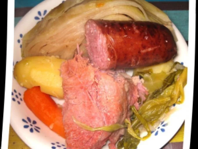 Potée auvergnate traditionnelle servie dans un plat en terre cuite