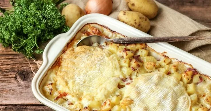 Recette de croziflette délicieuse servie dans un plat chaud.