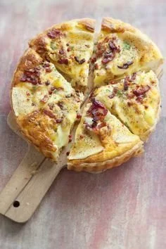 Une variété de délicieuses quiches prêtes à être dégustées.