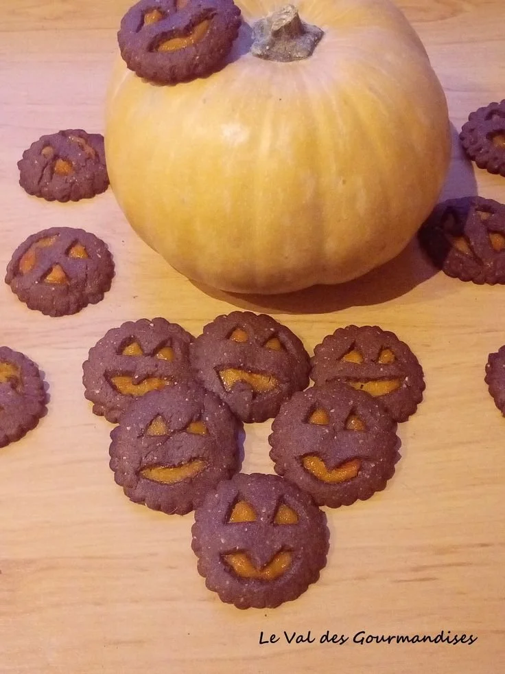 Sablés Halloween au cacao et potimarron sur une assiette décorée