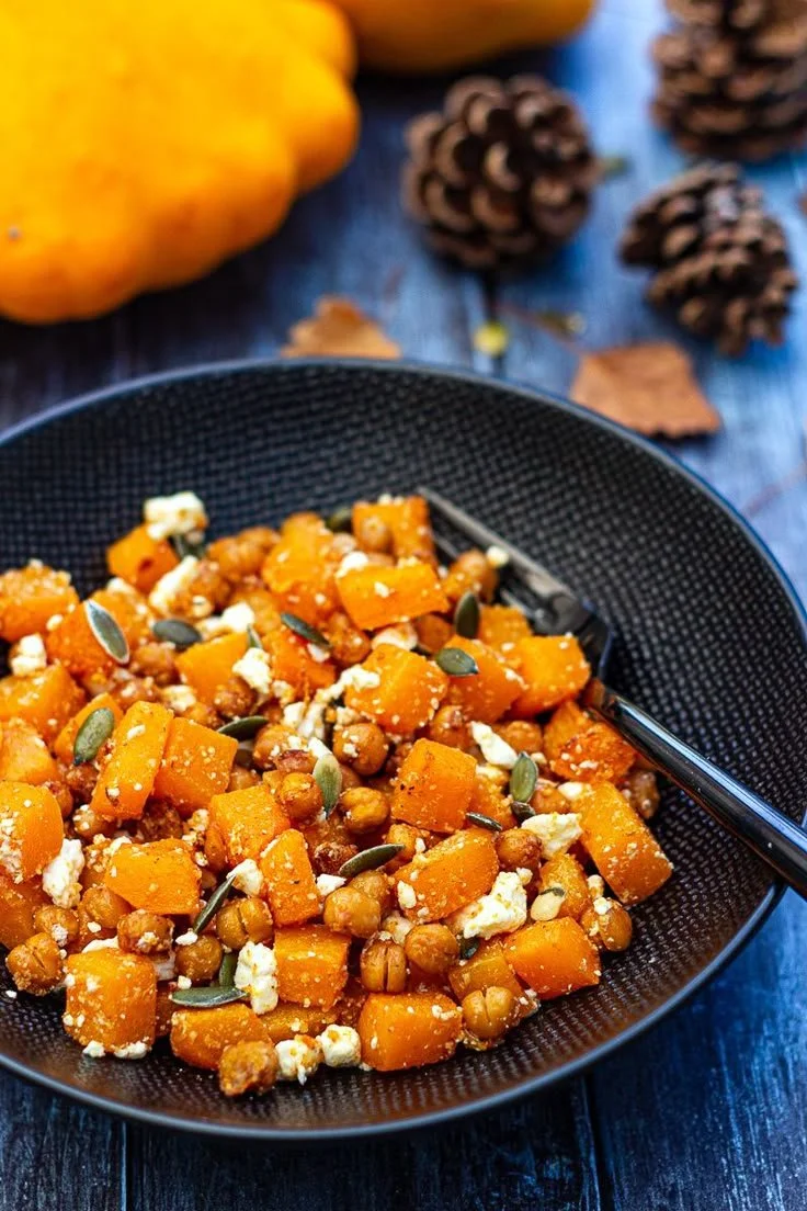 Salade de pois chiches avec butternut rôtie et fêta, plat savoureux et coloré.