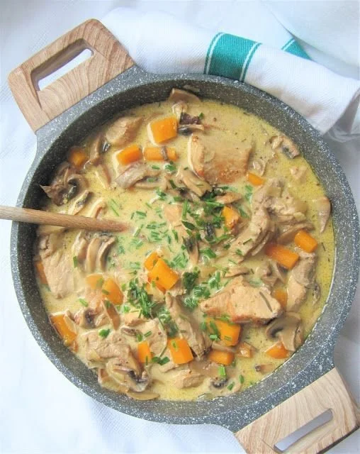 Sauté de porc à la moutarde et aux champignons servi dans une assiette