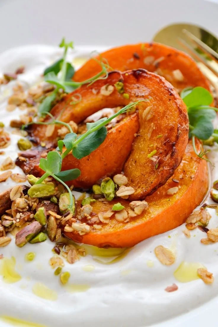 Potimarron rôti avec yaourt au tahini et granola à la pistache