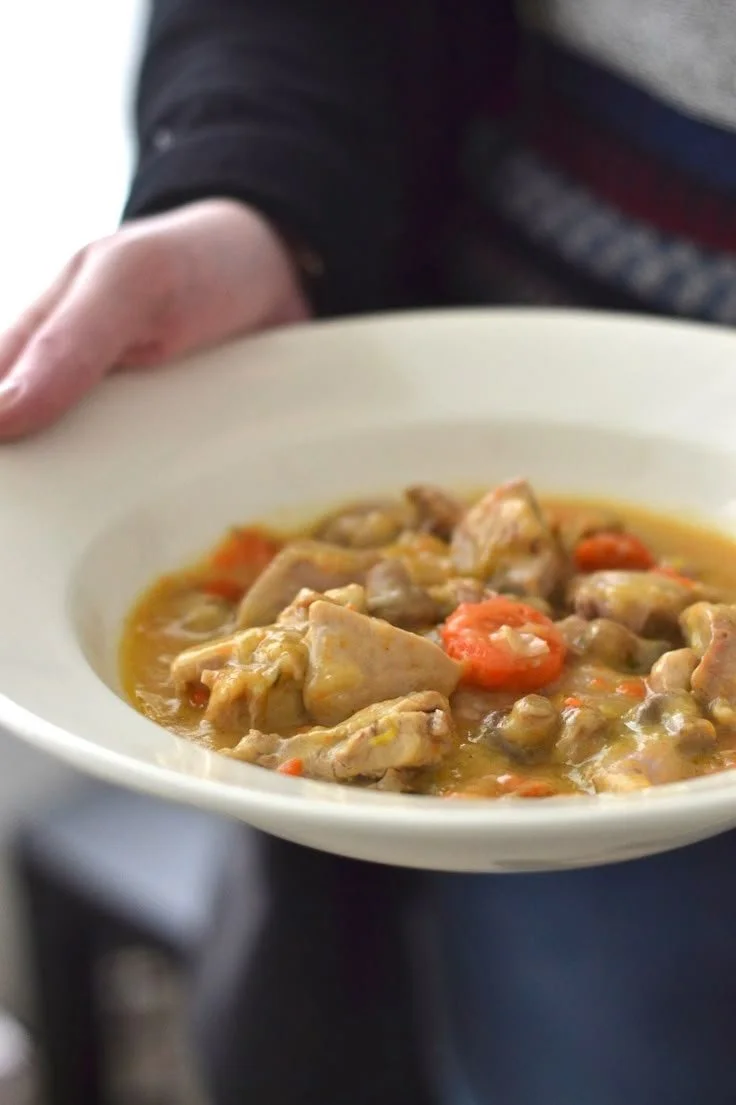 Plat de blanquette de volaille servi dans une assiette blanche.