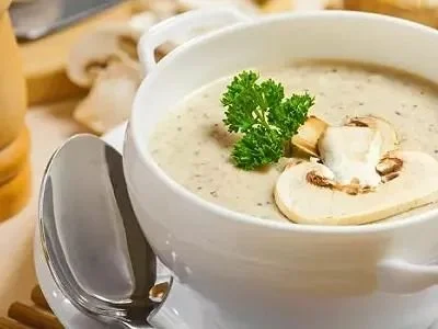 Soupe aux champignons à la moutarde servie dans un bol élégant