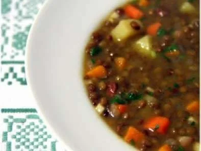 Soupe aux lentilles à la paysanne dans un bol, plat réconfortant d'hiver