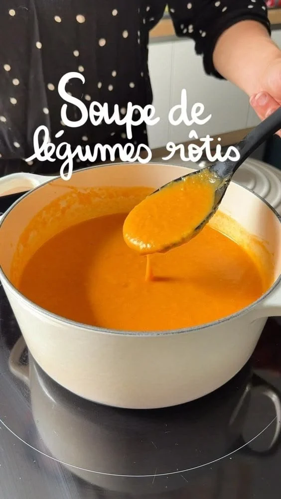 Soupe de légumes rôtis au lait de coco servie dans un bol