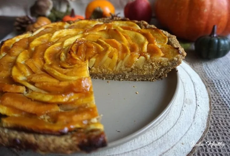 Tarte à la noisette vegan avec potimarron et pommes, servie sur une assiette