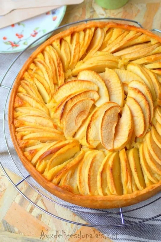 Tarte amandine aux pommes délicieusement dorée sur une assiette