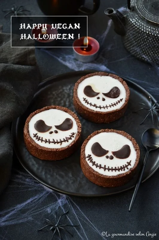 Tarte chocolat à la panna cotta coco, une élégante création sucrée.