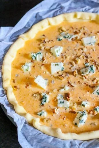 Tarte d’automne à la courge, roquefort et noix, dessert savoureux et saisonnier