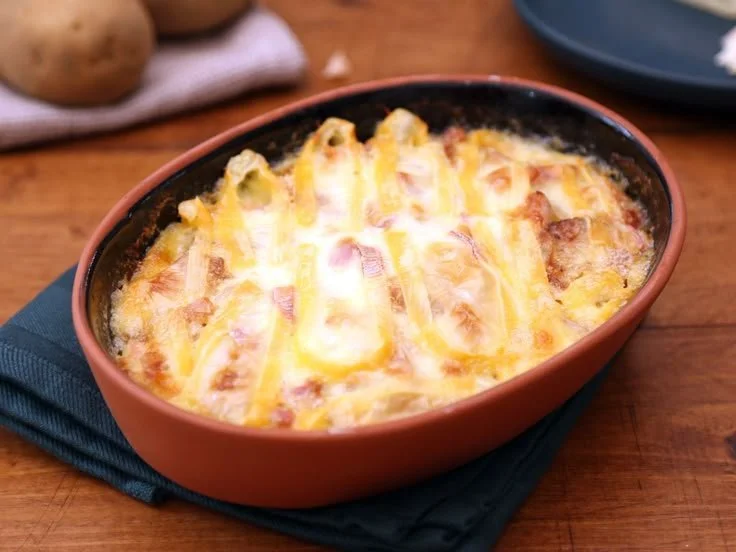Photo d'une délicieuse tartiflette savoyarde avec fromage et pommes de terre.