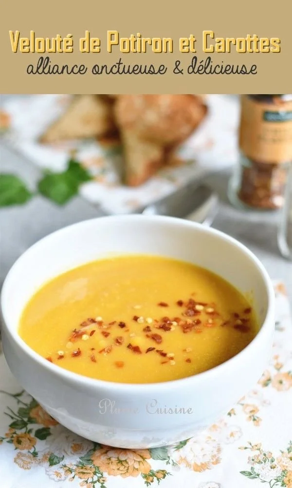 Bol de velouté de potiron et carottes, soupe crémeuse et savoureuse